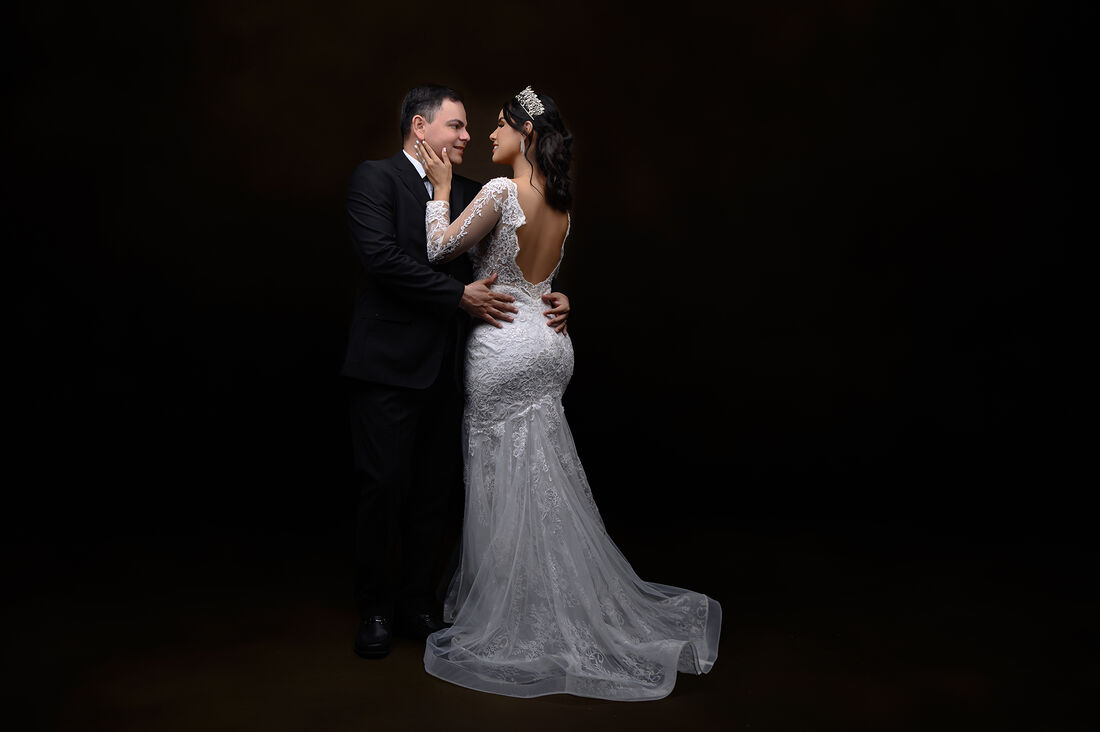 Los novios caminando de la mano al aire libre
