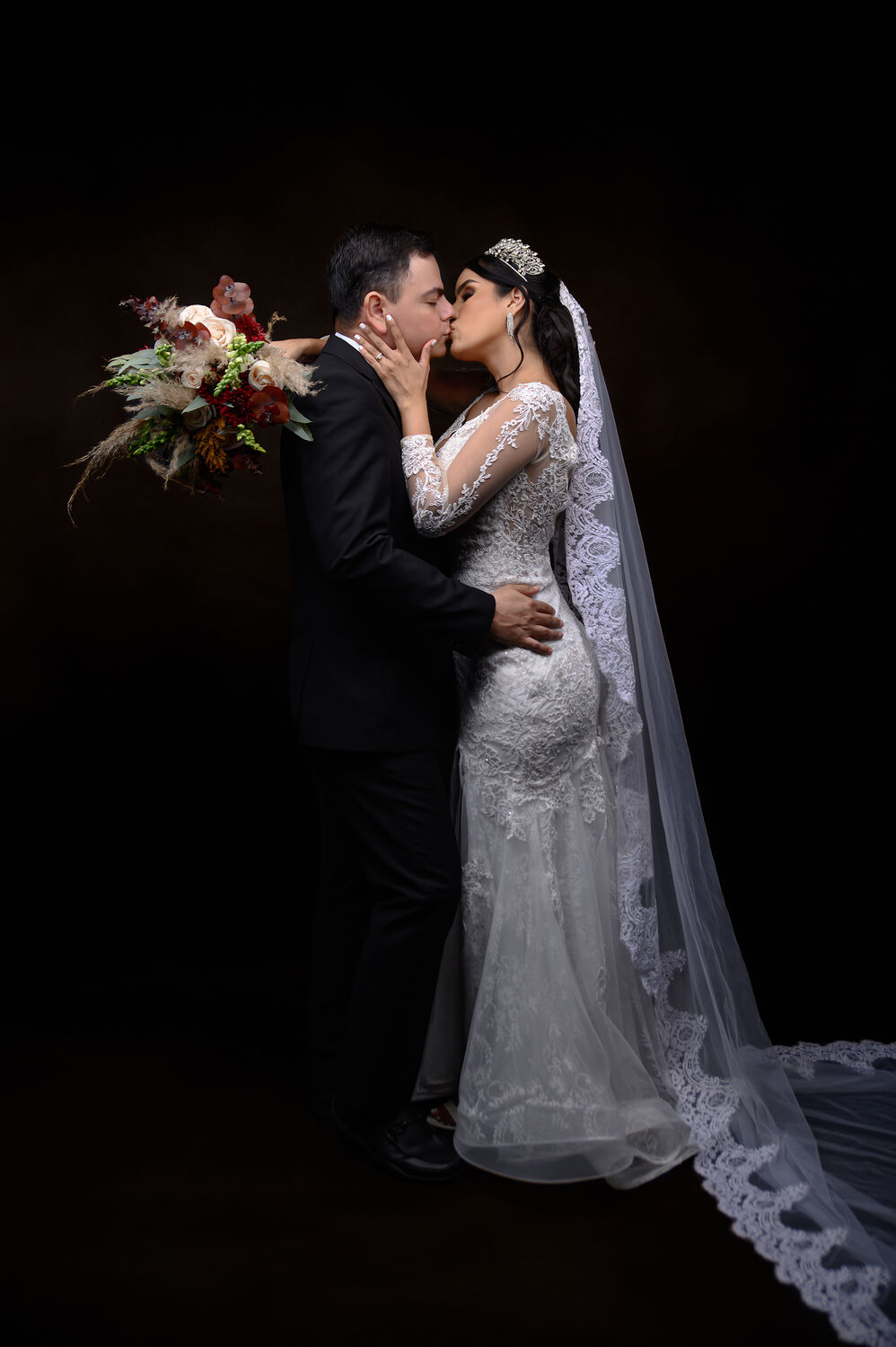 Los novios abrazados en el campo