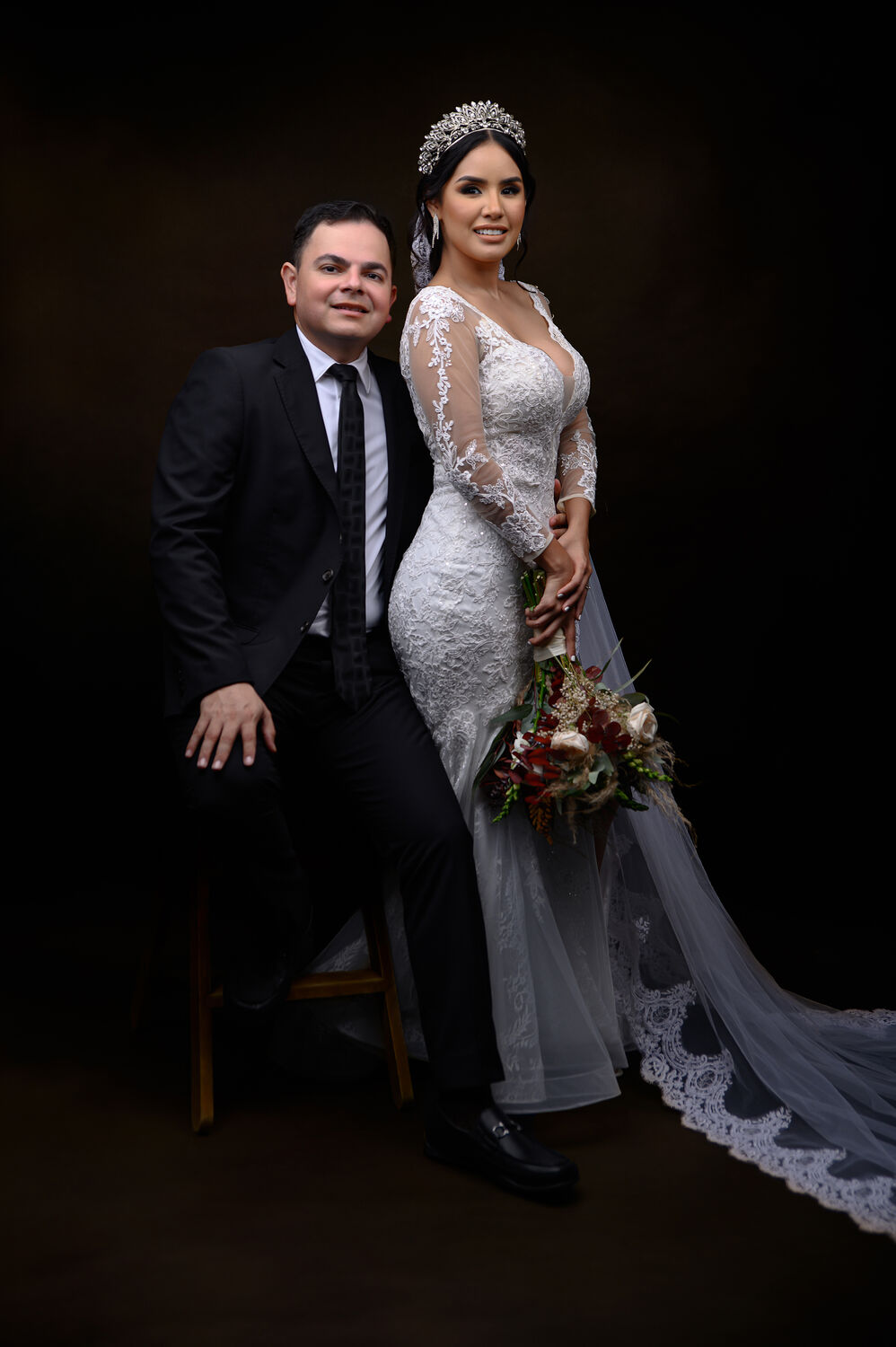 Retrato de los novios mirándose de frente