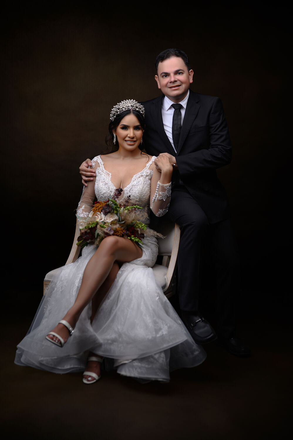 La pareja de pie, tomada de la mano