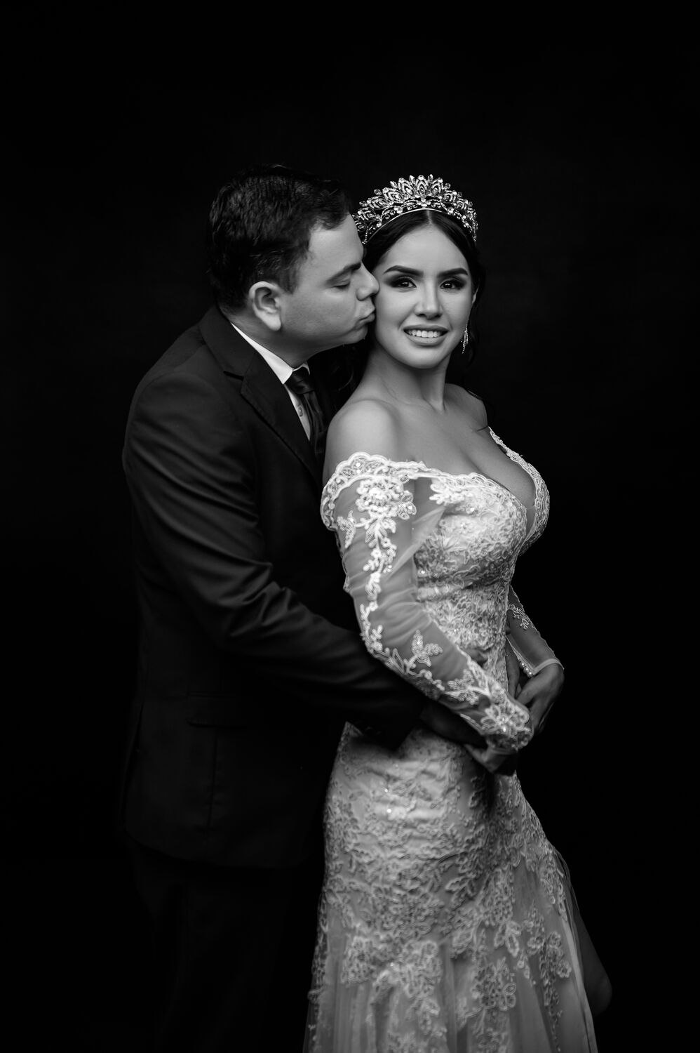 Los novios en un momento tranquilo de su sesión