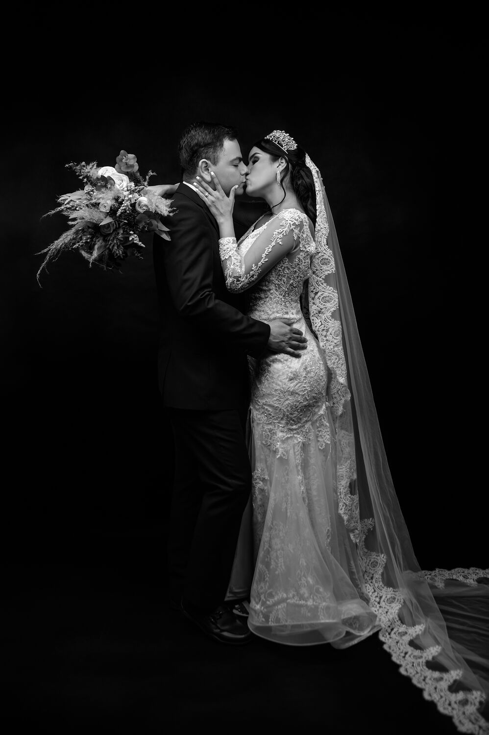 Retrato vertical de los novios abrazados