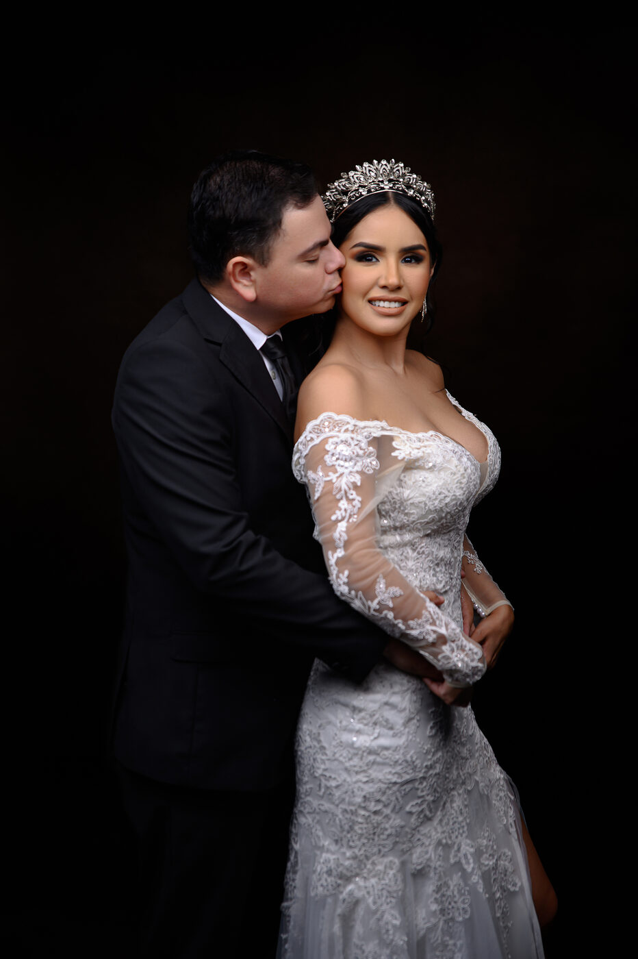 Mariana y Diego abrazados en su sesión al aire libre